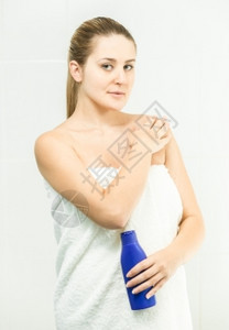 美丽的感女人在浴室用湿润的乳胶图片