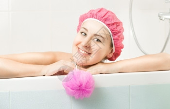可爱的笑女人在洗澡时装扮的近镜肖像图片