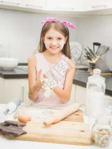可爱的姑娘在厨房玩面粉图片