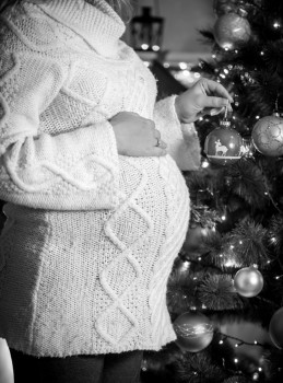 孕妇在圣诞树上喷洒的黑白照片图片