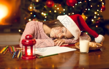 可爱女孩在写信给圣诞老人时睡着了了图片