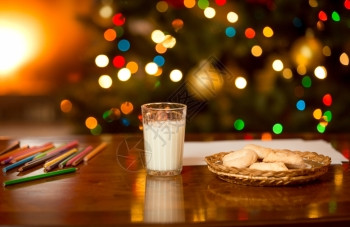 老年人体检圣诞夜等老人的牛奶和饼干杯背景