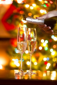 美丽的圣诞背景带香槟杯和圣诞树图片