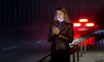 孤独女人在黑暗高速公路上冒面的肖像图片