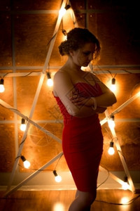 穿着红礼服的优雅女子休丽花假扮成对大亮星背景图片