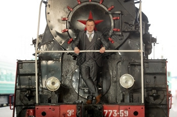 顶着旧蒸汽机车的优雅男人图片