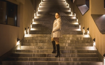 女人站在明亮的楼梯上图片