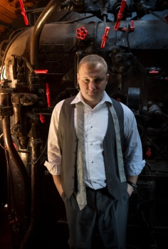 装扮在火车式煤炉的后装男自信人肖像图片