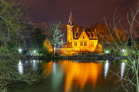 比利时布鲁日Minnewater湖的中世纪住宅图片