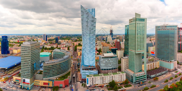 波兰华沙文化和科学宫的全景与摩天大楼和现代城市的空中观察图片