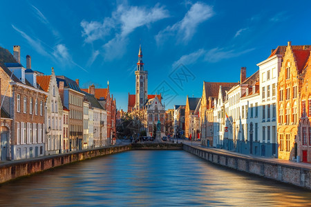 清晨在比利时布鲁日斯运河Spiegelrei和JanVanEyck广场的风景城市象图片