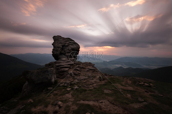 岩峰山丘上狂野的日出图片