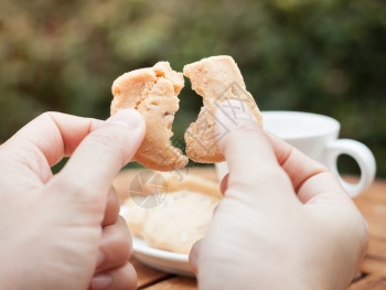 妇女手持腰果饼干股票照片图片