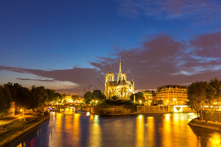 圣母大教堂与巴黎市风和塞纳河法国黄昏图片