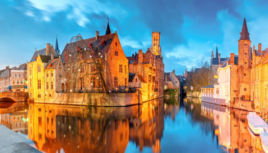 位于比利时布鲁日落分RozenhoedkaaiQuayRosary的中世纪童话镇和Belfort塔图片