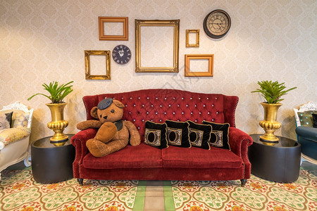 红沙发在摩洛哥式房间图片