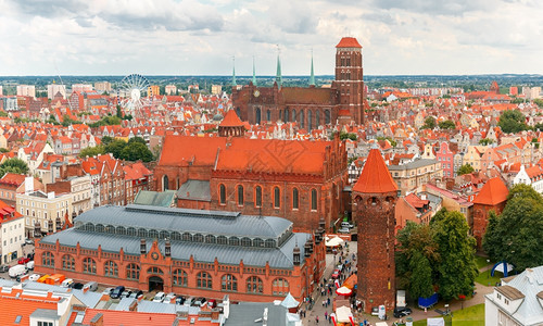 圣玛丽教堂市场大厅和天塔Jacek在波兰格但斯克的阴云多夏季早晨空中景象图片