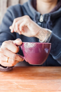 女人用手腕表检查时间和股票照片图片