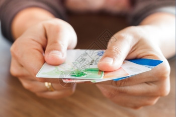 2016年3月日Women手持签证卡库存照片图片
