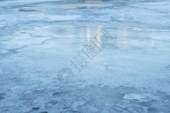 蓝色冰质带反光镜的冰冻湖图片