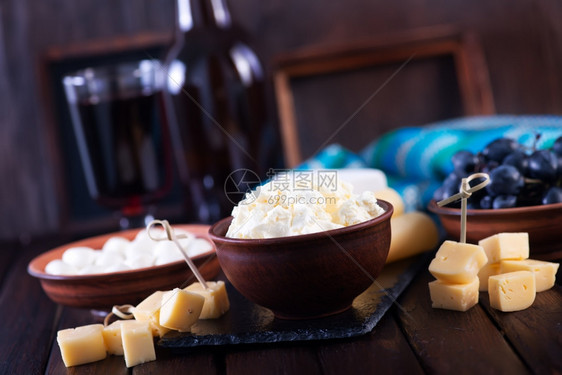 餐桌上杯子里的乳酪和葡萄酒图片