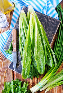 木制桌上的沙拉新鲜绿菜图片