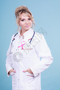 医生有粉色癌症带乳腺医疗帮助治概念穿白围裙的金发女医生蓝底带粉色丝图片