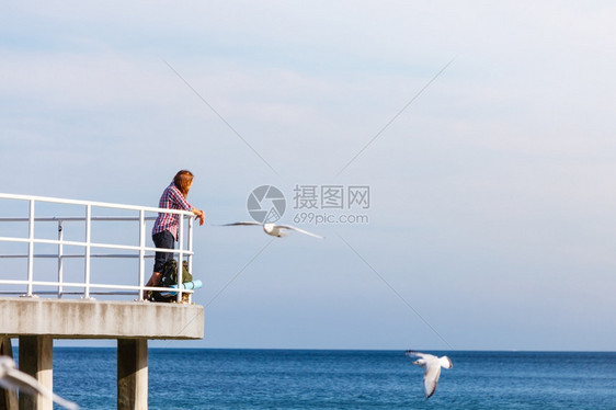 在码头的徒步旅行者背包车在海边骑背包的年轻人冒险和旅游美丽的海景图片