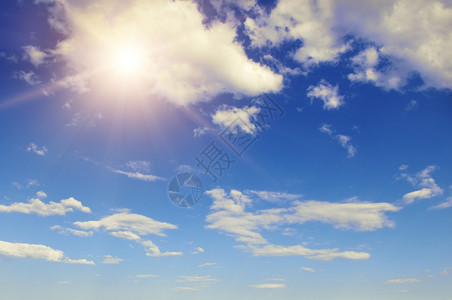 阳光照耀着美丽的蓝天空图片