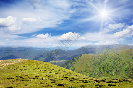 高山蓝天上阳光照耀图片