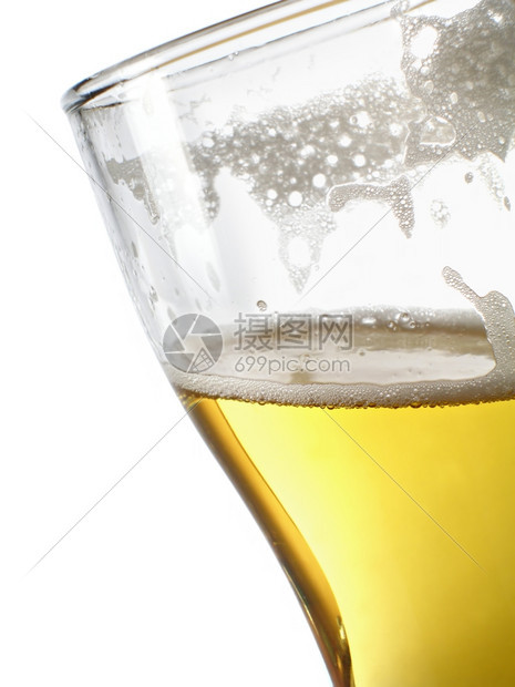 杯子里的啤酒以白色背景为的杯子里特写图片