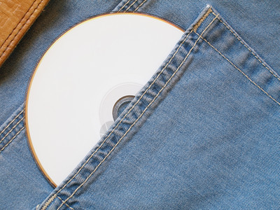 蓝色牛仔裤口袋内的白光盘图片