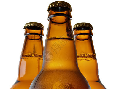 三个啤酒瓶的上半部分在白色背景上被孤立图片