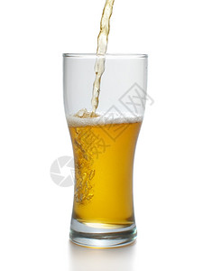 啤酒倒入酒杯中图片