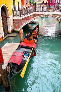 意大利威尼斯狭窄运河上的Gondola图片