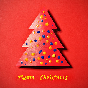 将圣诞树印在红色背景和愿望上图片