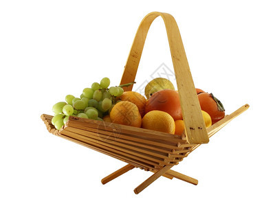 篮子中的水果与白色背景隔绝图片
