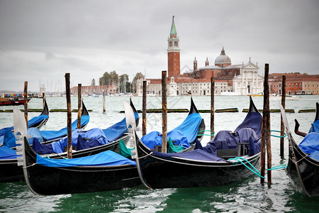 Gondolas和SanGiorgioMagigiore教堂背景意大利威尼斯图片