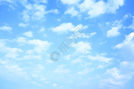 蓝天空和许多小云可用作背景图片