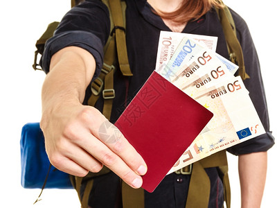 旅游背包客持有钱和护照旅游背包客持有满钱的护照人类背包客暑假旅行白种背景孤立图片