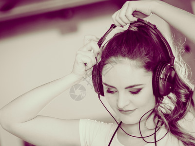 女孩戴着耳机聆听音乐图片