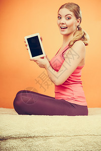 体育女孩手持平板电脑空屏幕显示复制间笑的女士愉快地宣传新的现代技术背景图片
