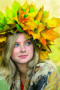 带着秋叶花环的蓝眼睛女人图片
