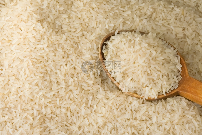 木勺里的大米图片