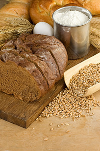 面包产品和木制质粮食图片