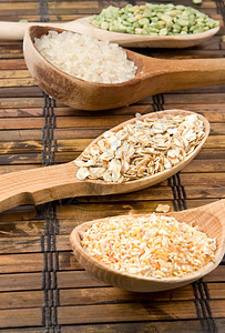 稻豆和燕麦在草桌上用勺子煮图片