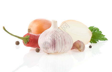 大蒜和蔬菜加上白种中隔绝的食品香料图片