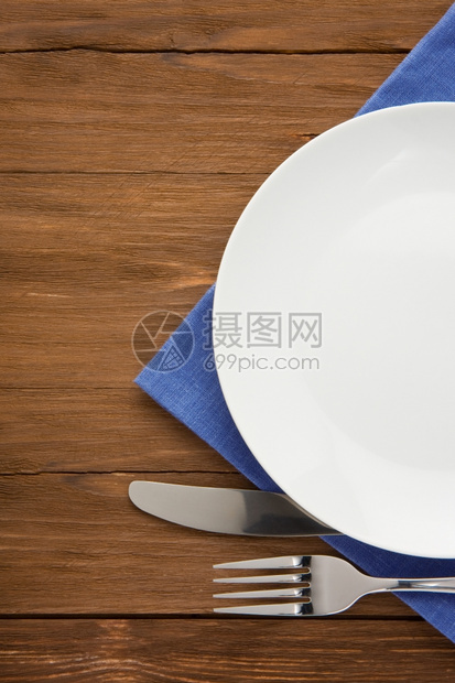 白板刀和叉木背景餐巾上的白板刀和叉图片
