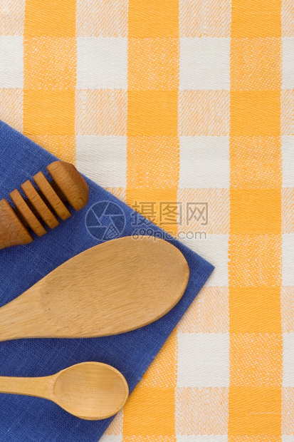 餐桌上的木制用具检查餐巾纸背景图片