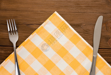 木背景的餐巾上刀叉和图片
